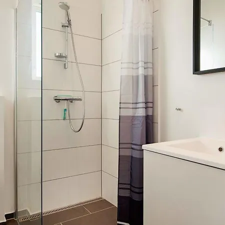 Sleeps 16 Wifi Holiday home