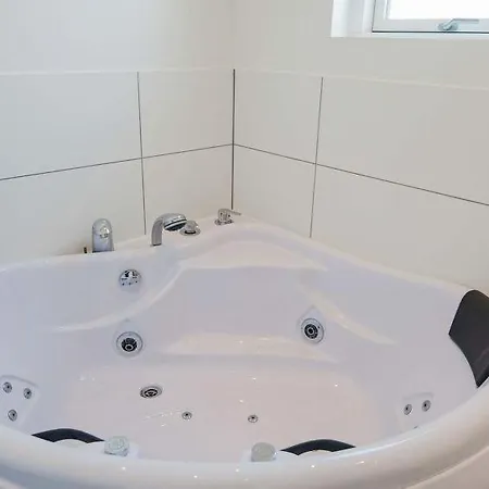 Sleeps 16 Wifi
